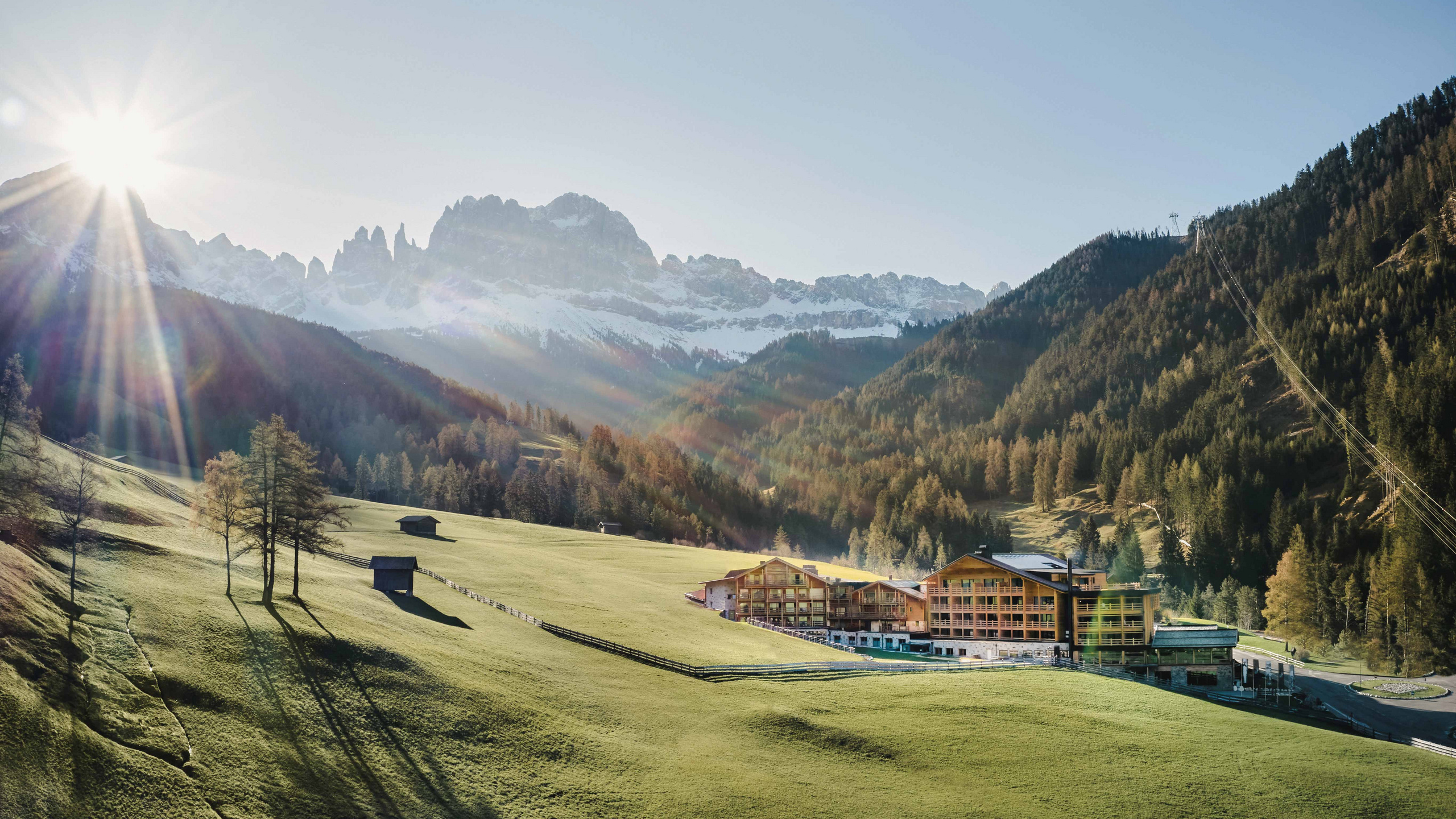 5 Sterne Hotel Cyprianerhof mit Blick auf verschneiten Rosengarten in den Dolomiten, Südtirol