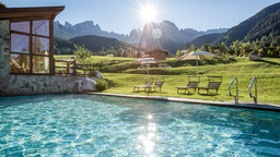 5 Sterne Hotel Pool & Ruheraum mit Blick auf die Dolomiten im 5 Sterne Hotel Cyprianerhof, Südtirol